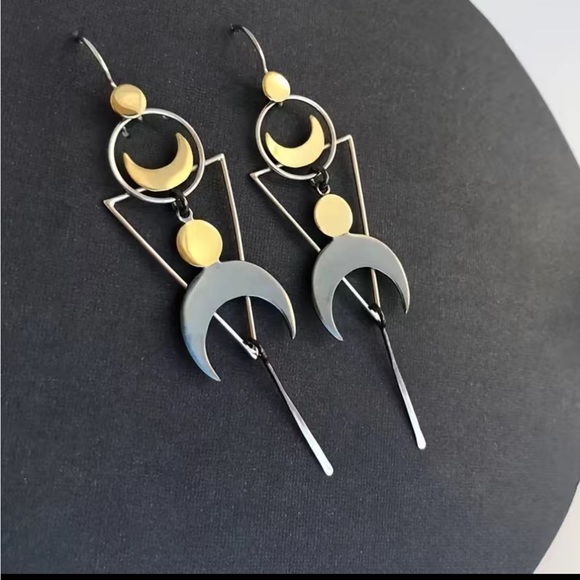 Crescent moon dangle earrings - Picture 5 of 5